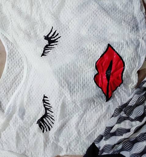 sản phẩm giống hình và miêu tả. có ba mảnh dễ mặc và tiện lợi.