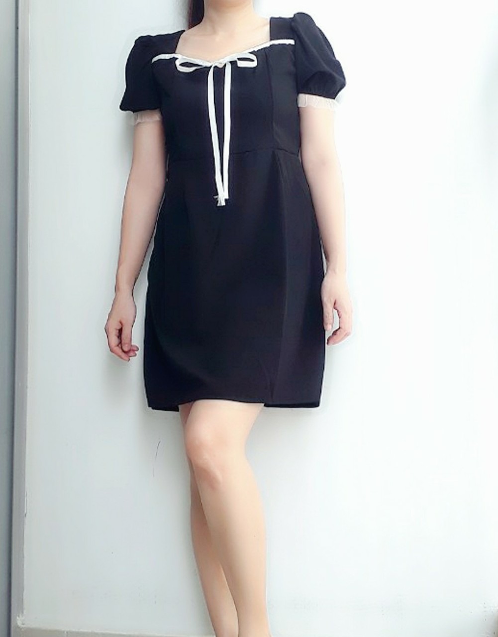 Vải rất nặng chắc tay luôn, mà lại co giãn nữa nên khi sờ vào là mình ưng ý liền, vải đẹp không nhăn không xù lông nhé. Áo phom suông nên bụng béo như mình mặt che được khuyết điểm. Kiểu dáng dễ thương đơn giản, mặc đi làm lịch sự và phù hợp. Giao hàng rất nhanh và được kiểm tra hàng nên ưng ý tuyệt đối.