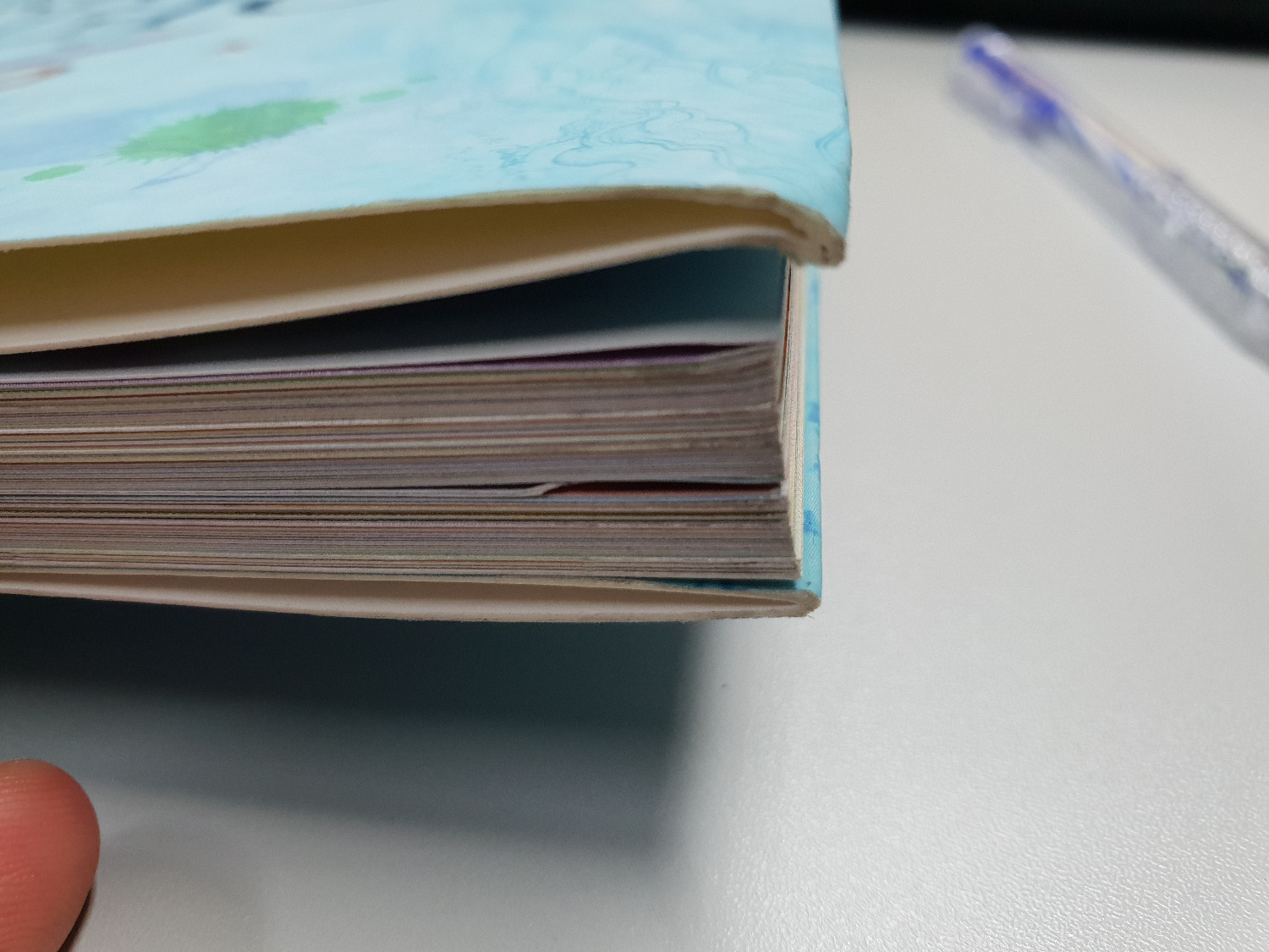 Chắc tiki xả hàng tồn nên sách vừa cũ, vừa bụi, đóng hộp cũng không cẩn thận (không có bọc ny lông, không chèn sách), được cái vận chuyển nhanh. Bản thân cuốn sách rất tuyệt, chắc là vấn đề nằm ở lưu kho và đóng gói!!!
Ai không quan trọng hình thức thì mua với giá sale rất ngon, mình mua sưu tập nên đã liên hệ để đổi/trả.