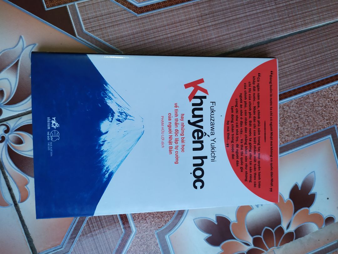 Hộp đựng sách không chắc chắn tí nào, đây là lần thứ 2 mình mua sách mà bị vậy rồi. 
Lần này đặt 3 cuốn sách mà cuốn nào cũng bị bụi bám đầy hết, nói chung đây là điều làm mình thất vọng nhất. Sách có bookcare nhé.
Giao hàng nhanh, hôm qua đặt hôm nay có luôn.
Về nội dung sách, sách được chia thành các phần ngắn, nhỏ (khoảng 2-3 tờ) phù hợp với các bạn không có nhiều thời gian nhưng vẫn muốn đọc sách, như vậy sẽ không sợ bị gián đoạn. Cách viết theo cảm nhận riêng của mình thì hơi khô khan và không cuốn hút cho lắm. Một phần mình nghĩ ở VN thường xuyên tiếp xúc với văn học Trung Quốc nên sẽ có hiểu biết nhiều hơn, khi đọc sẽ thấy "quen" hơn, và có phần thiếu với văn hoá các quốc gia khác. 
Đặc biệt có một đoạn, sách có nhắc đến câu "hồn Trương Ba, da hàng thịt" là một vở kịch nổi tiếng của Lưu Quang Vũ. Nhưng 2 tác phẩm này ra đời cách xa nhau (và mình không nghĩ bản chỉnh sửa tác giả lại cho thêm vào) mà không có chú thích. 
Thật sự thì cuốn sách này không để lại ấn tượng nhiều với mình, nhưng chắc là sẽ hợp gu một số bạn thích văn học Nhật.