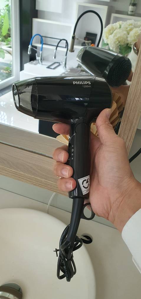 Máy nhỏ gọn mẫu mã đẹp, có 3 chế độ gồm
1. Sấy nhiệt nhẹ, gió nhẹ.
2. Sấy nhiệt vừa, gió mạnh.
3. Sấy nhiệt mạnh, gió mạnh.
Độ ồn vừa phải, vì công suất 1200w không quá lớn.
Phù hợp cho những người tóc không quá dày, xài ok.