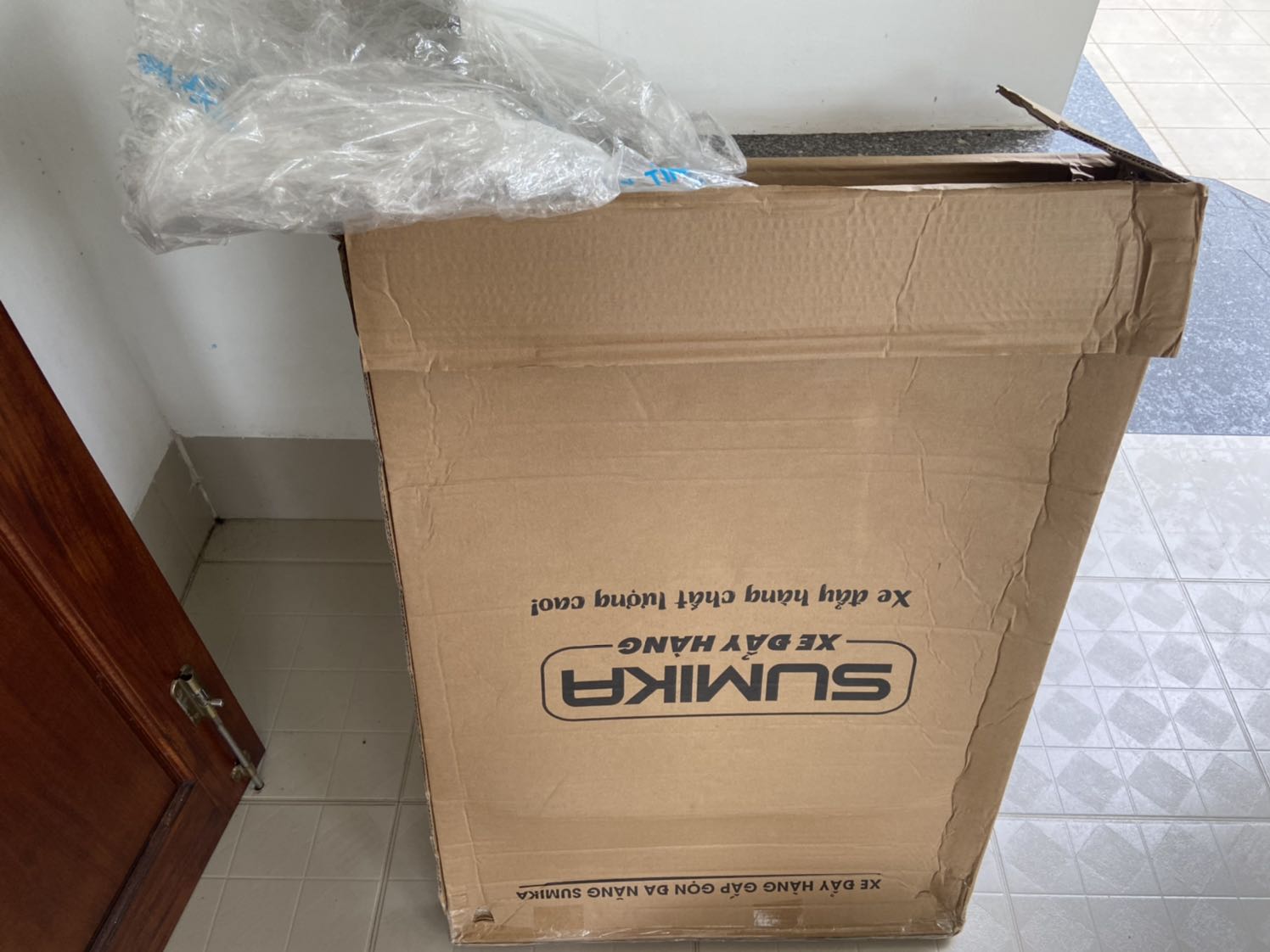 Đúng mô tả , hàng mới 
Giao hàng siêu nhanh
Nếu bánh xe có phanh hãm nữa thì xuất sắc
Khá chắc chắn so với loại 150k 
Nếu ai có mua thì nên dùng tải 300kg này ko phí
Thấy có bọc nylon chống mưa ở ngoài nhưng sao chỉ có phân nửa trên