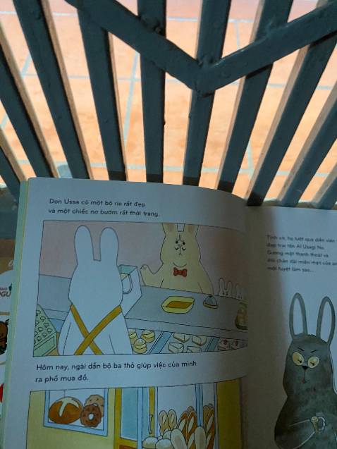 cuốn nào cuốn đó đều có nét lạ rất hay, màu in đẹp, cả chị cả em đều thích cuóin thỏ này