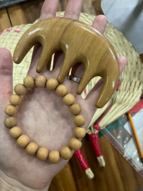 Lược gỗ đẹp chải lên đầu dễ ấn các huyệt lưu thông khí huyết không tích điện