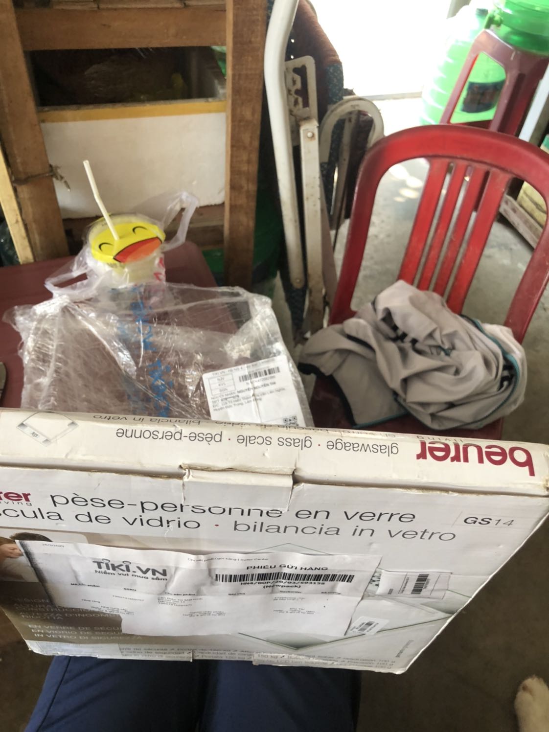 Hộp bên ngoài cũ, bẩn móp lung tung, như hàng cũ, chỗ mở hộp cũng lờn nhiều. Bề ngoài đã như vậy mình k biết cân bên trong có còn mới hay không? Cân mình đặt ở mỗi ô gạch cho ra mỗi giá trị khác nhau, sai số trên 1kg chứ k phải vài lạng, không biết do mình k hiểu nguyên lý hoạt động của cân hay do cân có vấn đề? Cố gắng sử dụng 1 thời gian để có nhận xét công bằng nhưng cuối cùng vẫn thấy k hài lòng được. Mình nhận hàng vào 04/2020 đặt hàng cuối 03/2020 nhưng phiếu bảo hành ghi 05/2019 mình mất gần 1 năm bảo hành trong khi chưa nhận được hàng àh. Thất vọng. Mng né chỗ phân phối hàng này ra và tiki vui lòng làm việc với cty cung hàng nhé. Đánh giá 2 sao cho việc tiki giao hàng sớm.