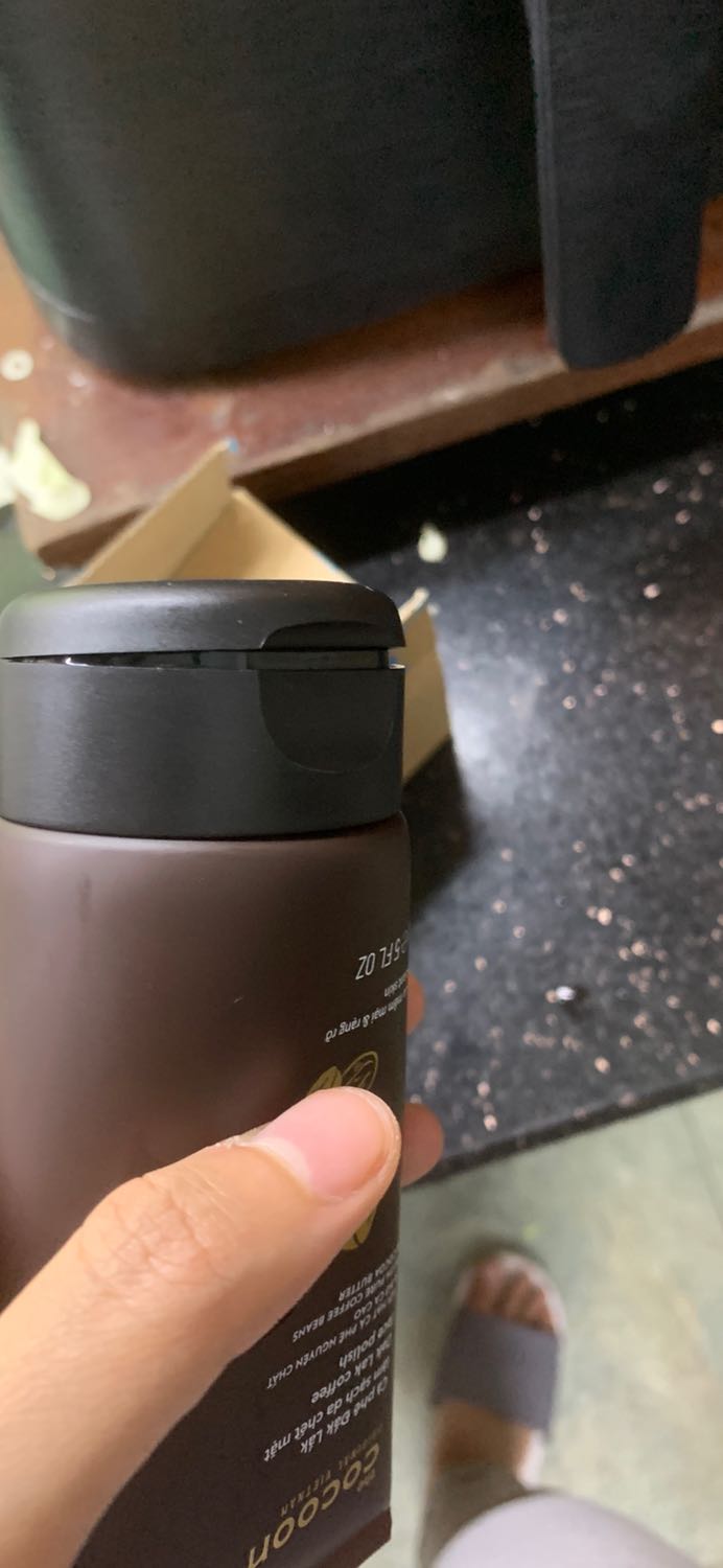 mình mới nhận hàng hôm nay, vừa bật nắp lên thì bị lỗi như ảnh, đóng nắp k chặt khít đc. mình chưa bóc giấy bạc seal ở trong. mong shop đổi giúp