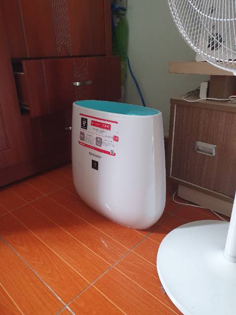 Hàng Sharp thì đáng tin rồi. Máy to hơn tưởng tượng. Chế độ ban đêm chạy siêu êm, mọi người yên tâm ngủ ko bị ồn. Con này chỉ có 2 tấm lọc là thô với Hepa thôi nhé. Ai muốn khử mùi nữa thì mua thêm tấm lọc than hoạt tính gắn vô, tầm 200k, gắn dễ lắm.
Nói chung tới lúc này là hài lòng