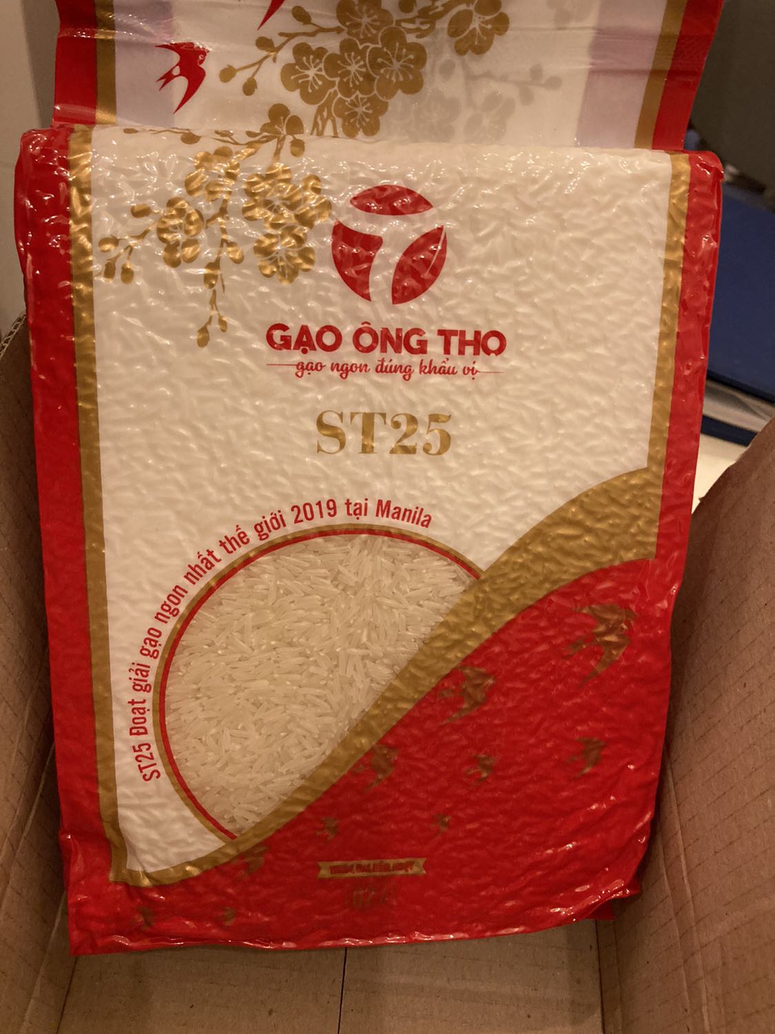 Giao hàng siêu nhanh. Mới order tối hqua sáng ra đã giao đến rồi. Chất lượng thì khỏi phải chê rồi. Đúng nhãn hiệu xịn xò và bao bì đóng gói hút chân không rất gọn gàng. Vote 10 sao cho shop nhé. Ăn hết lại mua tiếp nhe! ☺️