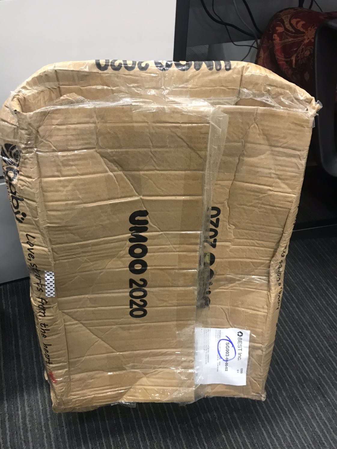 Ghế đẹp, chắc chắn và giao đúng mẫu. Tuy nhiên giao hàng trễ 2 ngày so với dự kiến, đóng gói quá tệ nhìn thùng hàng mà hết muốn nhận luôn