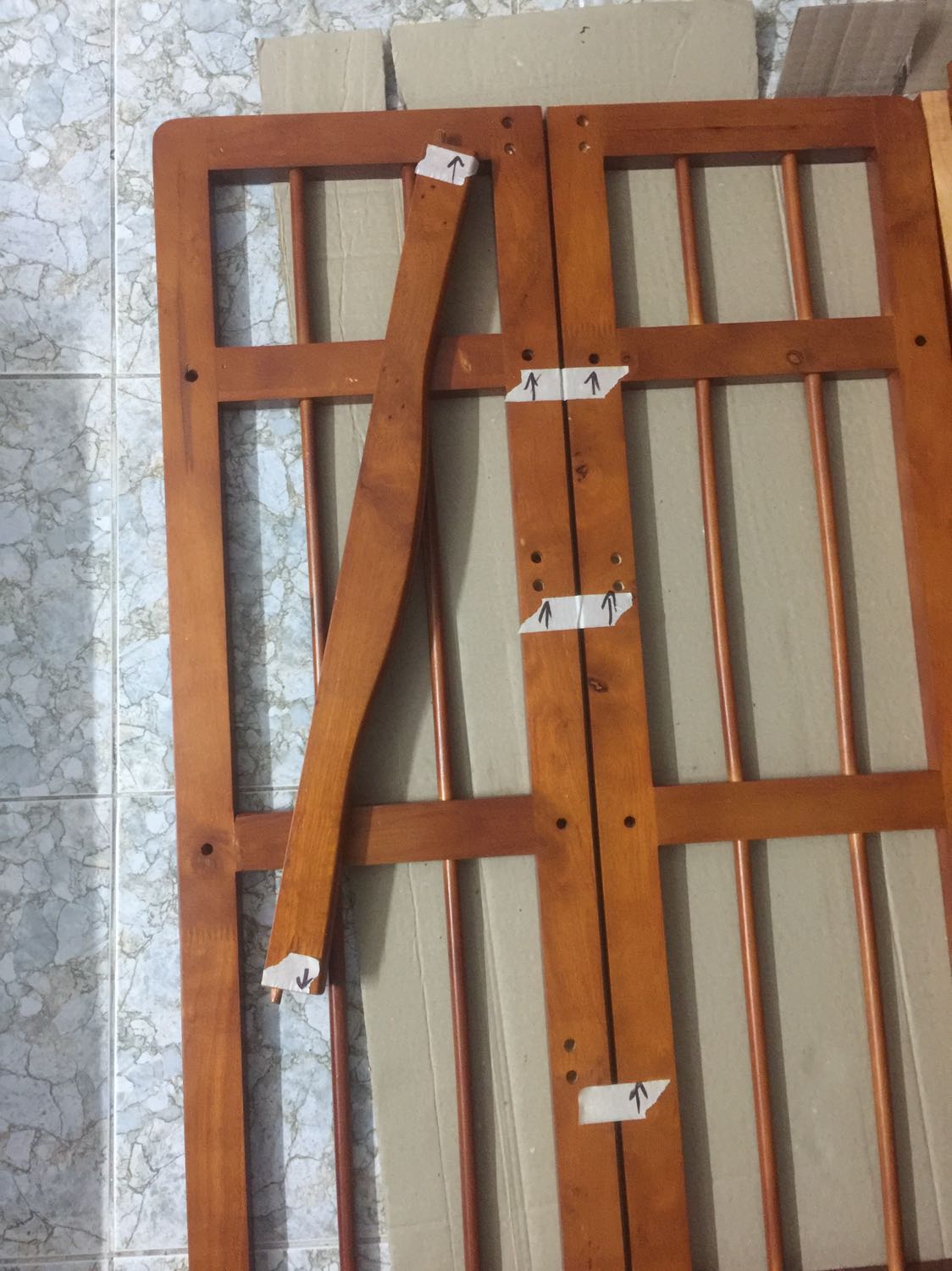 Mình đặt mua kệ này qua Tiki now, giao hàng rất nhanh. Tiki đóng gói rất kĩ và hoàn chỉnh. Nhân viên Tiki nhiệt tình.
Tuy là kệ tự lắp ráp nhưng các chi tiết không được khớp và cân xứng.
Lần đầu giao hàng, vị trí của các lỗ khoan bắt vít bị lệch theo chiều dọc, thanh chắn không hoàn chỉnh. Mình yêu cầu đổi hàng.
Lần sau đổi hàng, các lỗ bắt vít lại bị lệch theo chiều ngang, thanh chắn cũng bị lỗi như trước.
Shop này bán hàng chán thật. Hàng cồng kềnh không đơn giản cho việc đổi trả quá phiền phức. Người mua hàng đâu có kỹ thuật và dụng cụ để điều chỉnh các lỗi này chứ.
Vì đang trong mùa dịch nên không tiện ra cửa hàng mua trực tiếp, còn được lắp ráp thay hoàn chỉnh. Biết làm sao đây.
Mình mua 2 sản phẩm kệ lắp ráp của 2 shop khác nhau nhưng chỉ có nơi đây là không hài lòng.