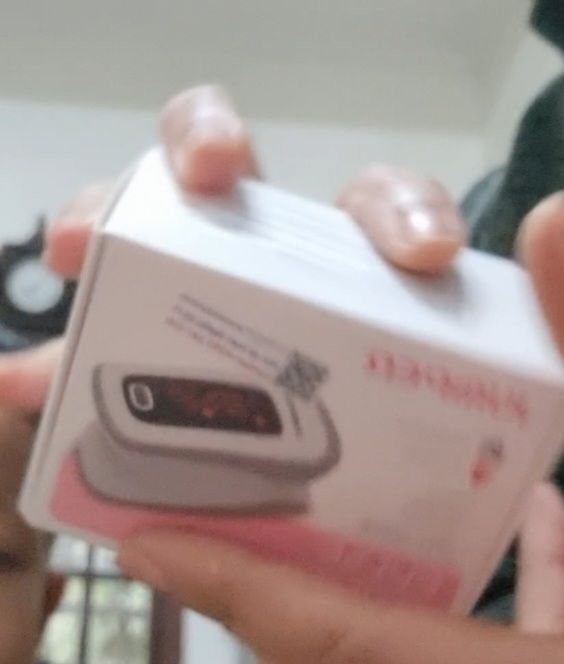 Shop đóng gói cẩn thận, gửi hàng đúng hạn. Máy đo có kèm pin và túi bọc. Mình đo thử 2 lần thấy ổn.