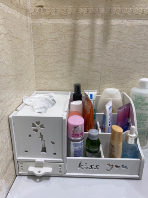 Góc nhỏ xinh xinh yêu thích của mình. Mua kệ xong khu vực để mỹ phẩm trông gọn gàng hẳn. Nói chung rất hài lòng. Tuy nhiên, vì nó rất nhỏ nên ai sử dụng nhiều mỹ phẩm thì nên cân nhắc. 
Còn về chất lượng thì mình thấy ok, mày mò lắp ráp theo hướng dẫn cũng vui nữa.