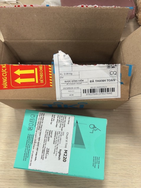 Chả là đang làm việc chuột lag quá lag, đặt ngay 2h con này. Ui cha trời ạ... Nó đúng là style silent plus, êm ru bà rù. Ah mà nhìu bạn nghĩ nó phải có đèn, đây ko phải chuột quang nhen mấy bạn, ko đèn mà xài êm ru luôn đó, đỡ hao pin