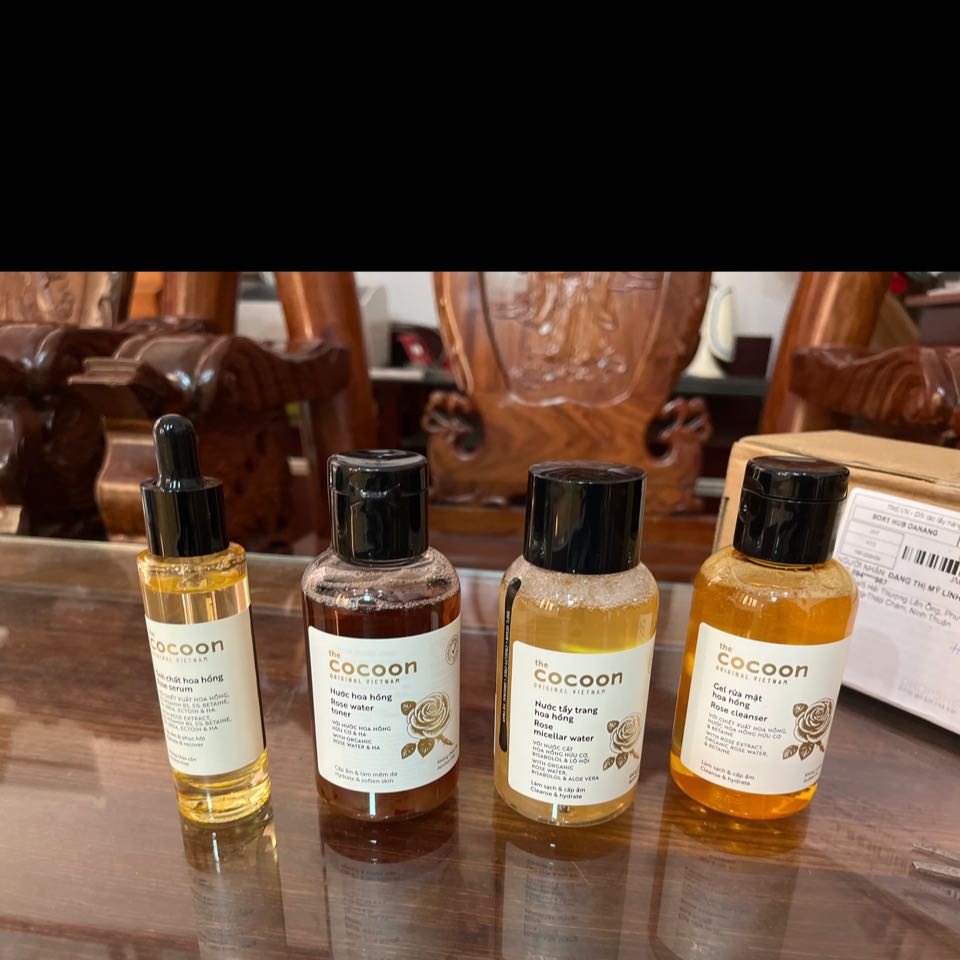 Sản phẩm đóng gói cẩn thận, mùi thơm hoa hồng dịu nhẹ, da mềm ẩm như mong đợi.