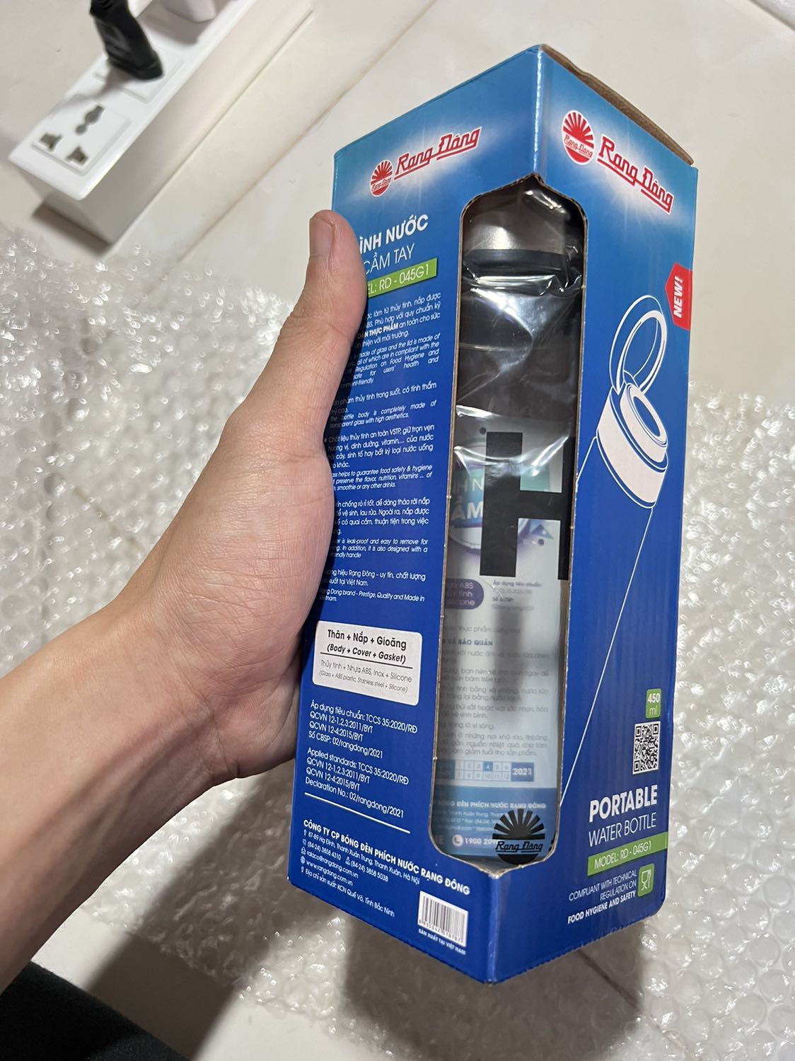 Tiki giao hàng nhanh hơn dự kiến đấy :))
Sản phẩm đơn giản, trang nhã và tiện dụng
Cái vòng tròn trên nắp chỉ làm điểm nhấn cho sản phẩm thôi nha mọi người. Nói chung phù hợp để mang nước vào văn phòng là mình ok rồi ::)