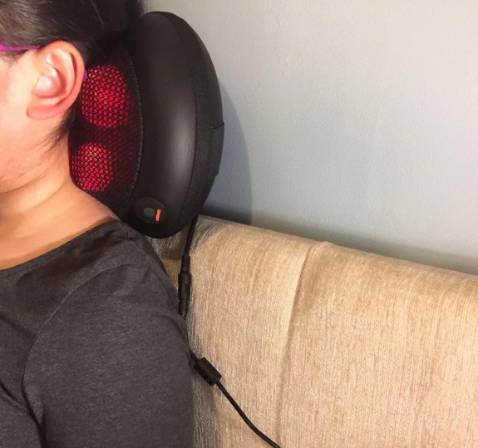 Mình nhận được hàng rồi nhé! Đầy đủ các phụ kiện, còn có cả thư cảm ơn nữa (thích quá!!!) Mấy cái đầu cắm sạc thì vô điện, nút ấn cũng không có gì hết. Gối nằm vừa êm vừa nhẹ, con quay khoẻ vẫn xoay bình thường mặc dù mình ngồi dè hẳn lên nó. Đèn hồng ngoại tốt, không quá nóng nói chung là dùn rất thích. Dịch vụ vận chuyển thì bên tiki không cần phải bàn, giao hàng nhanh, hộp còn nguyên không bị bẩn hay nhàu như bên khác. Mình cảm ơn shop nhé!