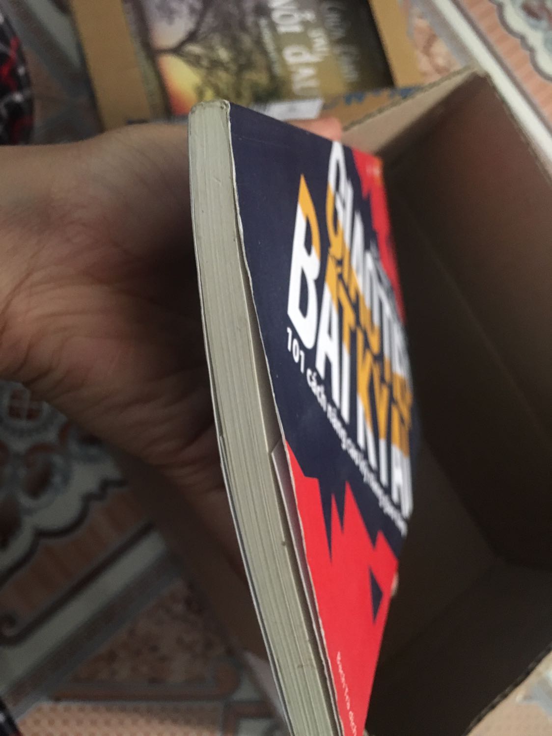 Sách khá mỏng, trình bày bìa hơi xấu, tựa sách nghe vẻ hấp dẫn :)))) lúc nhận thì rõ là sách cũ, trừ 1 sao. Mà đóng hộp thì to đùng :)))) Nội dung thì ngắn gọn, mình thấy cũng bình thường :)))) haizzz chả biết nói gì nữa.