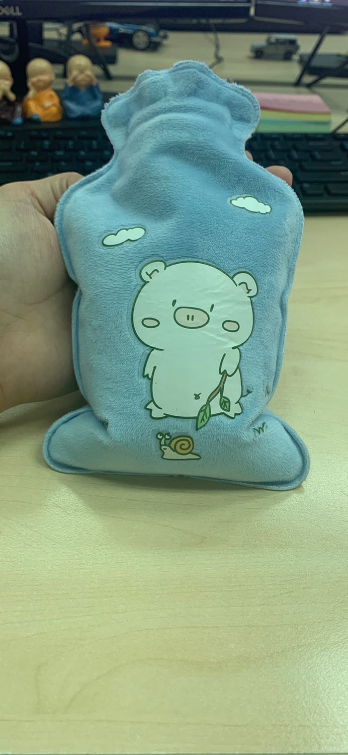 U là trời, Túi chườm về quá đúng lúc luôn, đúng hôm trời bắt dầu trở lạnh, lại đúng hôm rụng dâu nữa. Cho luôn nước nóng vào thử thì độ nóng vừa phải giữ nhiệt đc 2 tiếng, túi cute xỉu, rót nước không sợ bị ướt cái lớp lông mềm mềm bên ngoài đâu. Nắp bịt kín đáo, không lo nước bị dò ra ngoài.