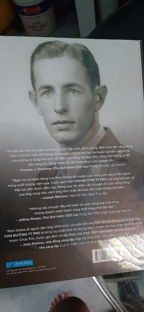 Sách đẹp lắm nha mn, giá với mình là rẻ r á. Nội dung cuốn sách không cần bàn cãi, rất hay lun. Mới mua mà thấy xịn xò quá trời từ cách gói đến cuốn sách lun á💕😊😊🌿🌿