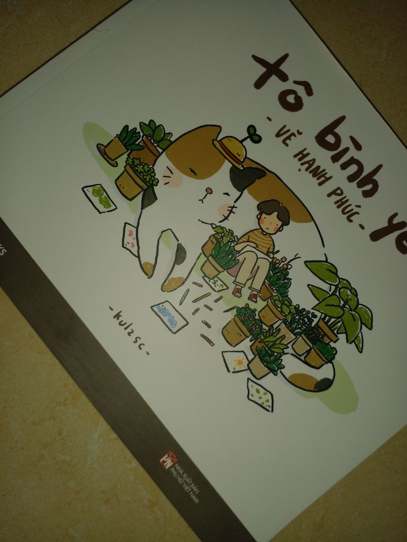 - Vận chuyển : nhanh, mình mới đặt trưa hôm qua mà trưa hôm nay đã nhận được hàng rồi, shipper thân thiện.
- Sản phẩm: ở mép hơi móp một chút chắc là do vận chuyển, sách to hơn mình nghĩ nhiều, giấy cũng không quá dày..( cỡ 180gsm đổ lại) giấy này không thiên về tô màu nước nên mn nhớ chú ý kẻo dính tờ phía dưới thì khổ •-•..nói chung là đáng mua, giá cả khá hợp lí( mình mua chăng đợt giảm giá nên chỉ có 39k thui~) 
Hôm nào trời mưa đem ra tô rất là chill~ á nhaa :33