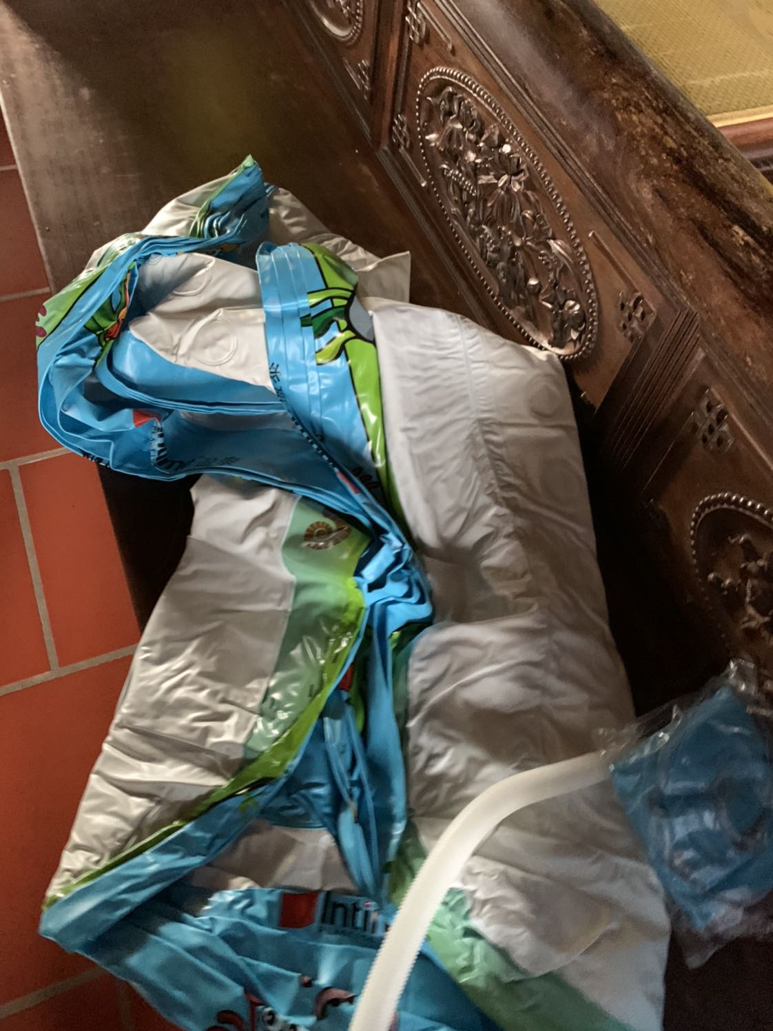 Đóng gói cẩn thận. Có đầy đủ 2 miếng dán. Và phao cổ. Nhưng k có dụng cụ bơm. Lên chưa biết bơm lên kiểu gì để đánh giá chất lượng