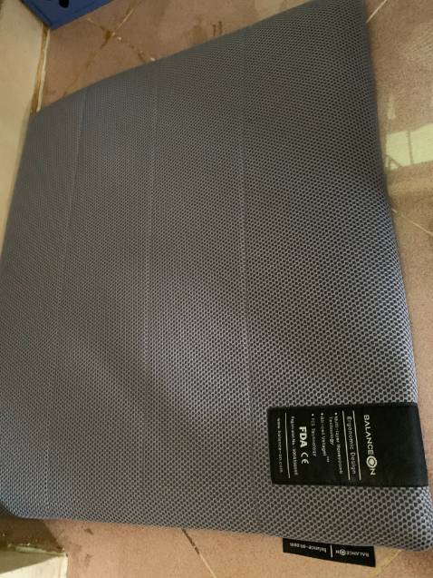 Sau 1 tuần dùng sản phẩm thì cảm nhận của mình là ngồi lâu không bị ê mông và thoáng mát, được khuyến mãi 2 dụng cụ làm bóng đồ nhựa.
9/10 vì giá hơi chát.
Chỉ cần shop uy tín thì mình sẽ ủng hộ thêm vài cái nữa nhé!