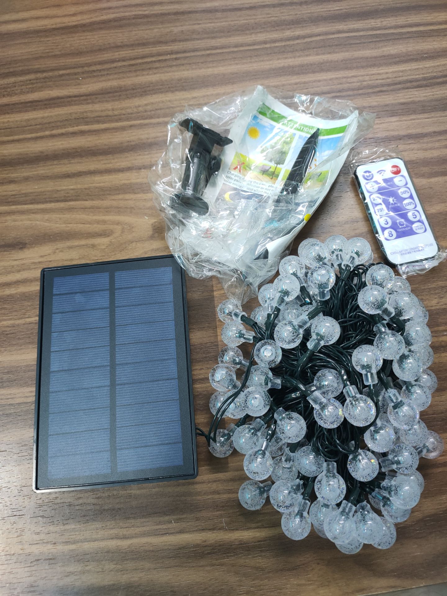 Đầy đủ phụ kiện. Đèn năng lượng mặt trời nhiều bóng nhưng vẫn rất sáng nha, tấm pin khá bự Đầy đủ phụ kiện. Đèn năng lượng mặt trời nhiều bóng nhưng vẫn rất sáng nha, tấm pin khá bự