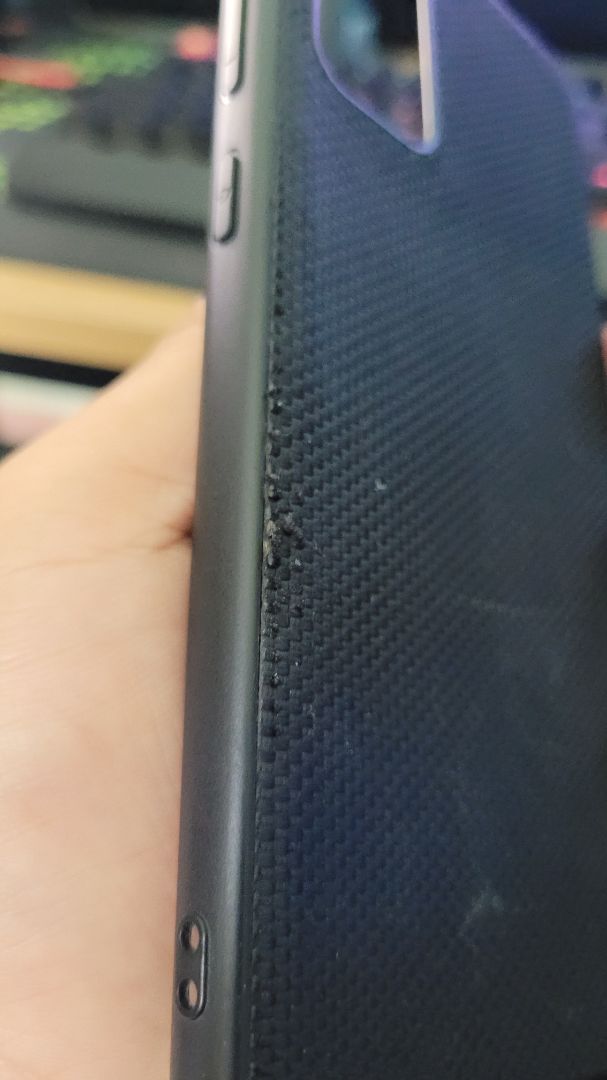 khá là cứng và cầm đầm tay. nhưng đường chỉ dễ bị bung. k biết hàng chính hãng hay hạng chính hãng bên kia biên giới.