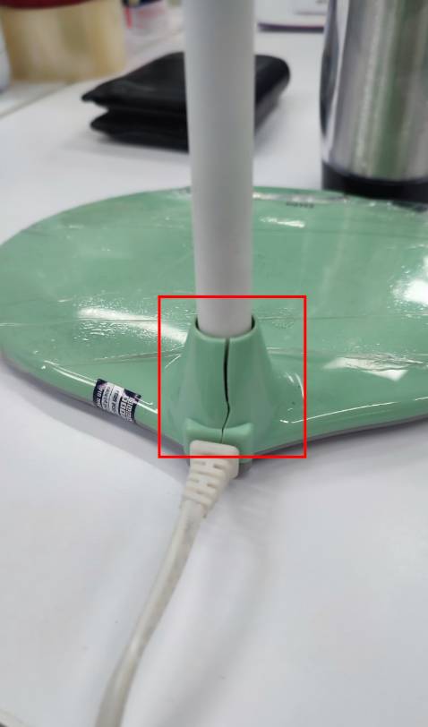 Lúc đầu mình kiểm tra ko để ý, lúc sau nhìn kỹ lại thì thấy bị nứt ở phần chân đèn, cái này ko rỏ do từ đâu.