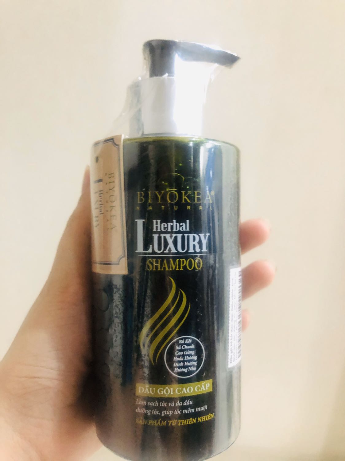 Giao hàng nhanh, mới sử dụng sản phẩm lần đầu thôi nhưng thấy tóc mềm mượt rõ khi mới gội xong, hài lòng, sẽ ủng hộ tiếp