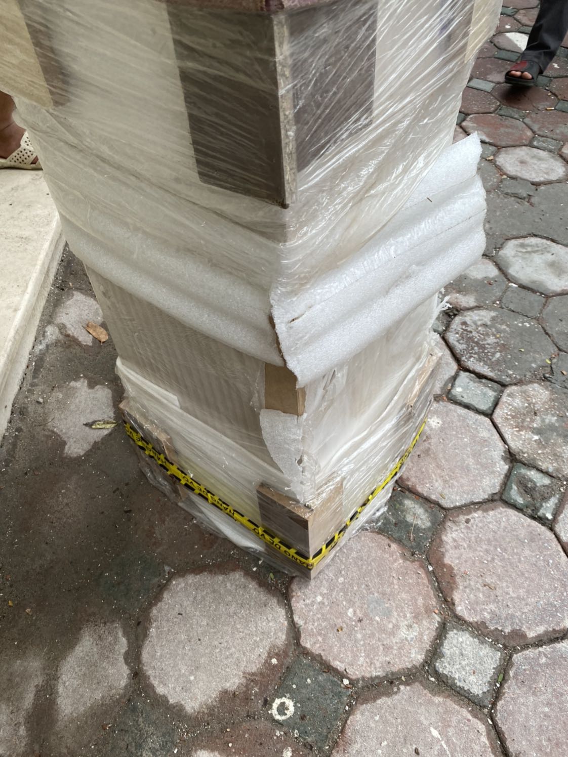 Thất vọng khi nhận được hàng, cánh tủ đóng lệch hẳn nhau. Shop đóng gói quá sơ sài, nhận hàng đã sứt mẻ các cạnh tủ và thủng luôn hậu tủ. Yêu cầu shop thu hồi hàng. Mình không thể sử dụng được hàng chất lượng kém như thế này :(