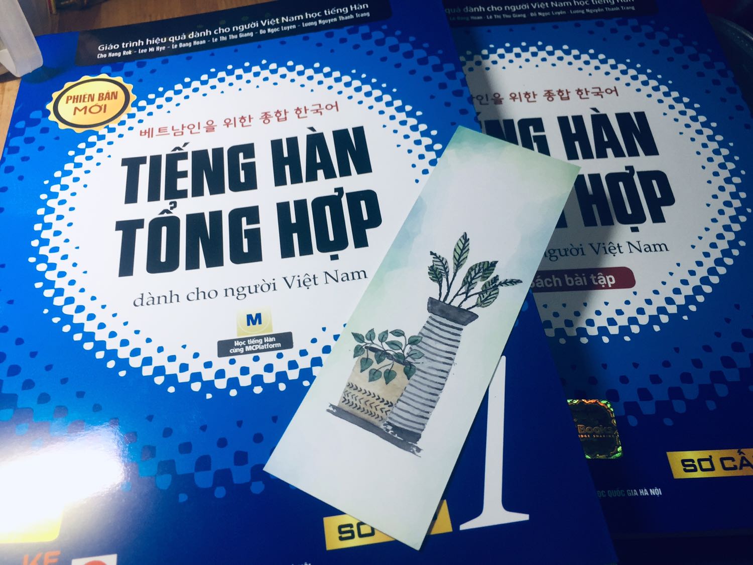 Hàng giao nhanh vl luôn nhé :3 mới đặt hôm thứ ba nay thứ tư có luôn rồi :3
Quan trọng là sách đẹp, bookmark dễ thương xỉu ~ 
Đóng gói cẩn thận ?? Hàng giao nhanh vl luôn nhé :3 mới đặt hôm thứ ba nay thứ tư có luôn rồi :3
Quan trọng là sách đẹp, bookmark dễ thương xỉu ~ 
Đóng gói cẩn thận ??