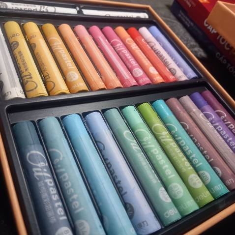 Mua xong chỉ tự hỏi sao bản thân mình không mua loại 48 màu thôi hehe