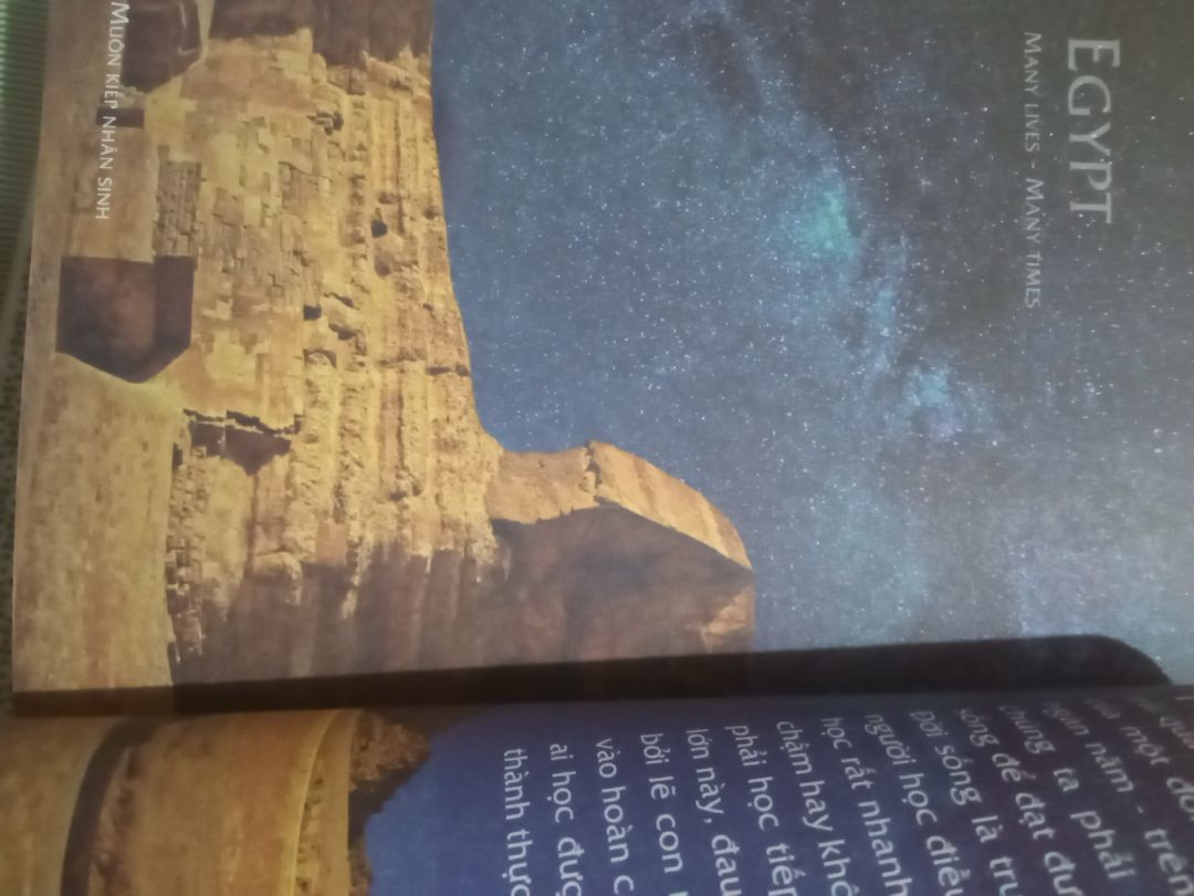 Mình nghĩ là các bạn nên chọn mua quyển to để đọc cho dễ nhe, mình nghĩ quyển này hợp để mua về sưu tầm hơn là đọc vì nó khá nhỏ để đọc nha (thật ra cũng ko quá nhỏ để các bạn ko đọc đc nhưng 1 đứa cận nặng như mình thì hơi khó thấy nha) Nhưng lúc mình mua thì mình thấy rẻ hơn quyển to với muốn mua quyển nhỏ để dễ bỏ mang đi và cũng lạ lạ nhưng mua về thì đọc muốn lồi mắt?. Cảm ơn MN đã đọc?