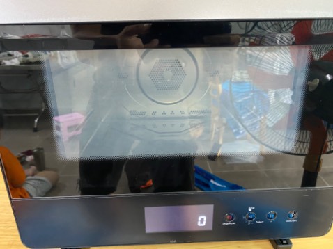 Hàng giao đúng hẹn.Tuy nhiên khi mới khui hàng thì nắp lò bị mờ đục chứ không trong veo, nhờ Tiki xem lại giúp đây có phải lỗi sản phẩm hay không.