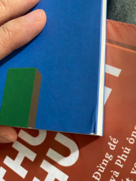 Tiki đã thay đổi hình thức đóng gói từ hộp giấy sang túi chống sốc. Cá nhân mình thấy ko phù hợp với đơn hàng sách lắm. Sách mình nhận về bị gãy góc bìa như hình. Hình như mấy đơn gần đây mình mua Tiki sách không thì không có đơn nào mà không có vấn đề về sản phẩm.