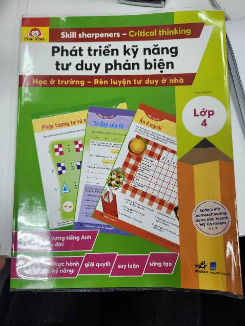 Sách nội dung hay về tự nhiên xã hội và toán tư duy. Nhà mình đã học xong quyển lớp 3, các con rất hứng thú nên mua thêm quyển lớp 4. Quyển này bố mẹ chơi cùng con rất ok. Tiki đóng gói đẹp, còn có bọc bìa nữa. Mình rất hài lonhg.