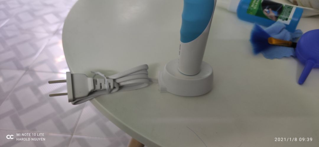 - Tiki giao hàng trễ 1 ngày.
- Đóng gói chuẩn, không làm biến dạng bao bì và thiết bị.
- Trải nghiệm sản phẩm:
+ Độ rung vừa phải phù hợp với mình (cái này tùy vào mỗi người có cách woánh răng khác nhau mà có đánh giá khác nhau)
+ Chỉ có một chế độ duy nhất. Không nhanh, chậm hơn. Không mạnh, nhẹ hơn. không kém xuống, đảo vòng,...
+ Tay cầm thuận tiện, đầu bàn chải thiết kế khi đánh không bị vướng hay bất tiện.
+ Củ sạc nhìn cứng cáp.
+ Sài 6 lần rồi chưa thấy pin yếu.
Đánh giá 4 sao cho sản phẩm. Khổng xuất sắc, không có gì đáng phàn nàn.