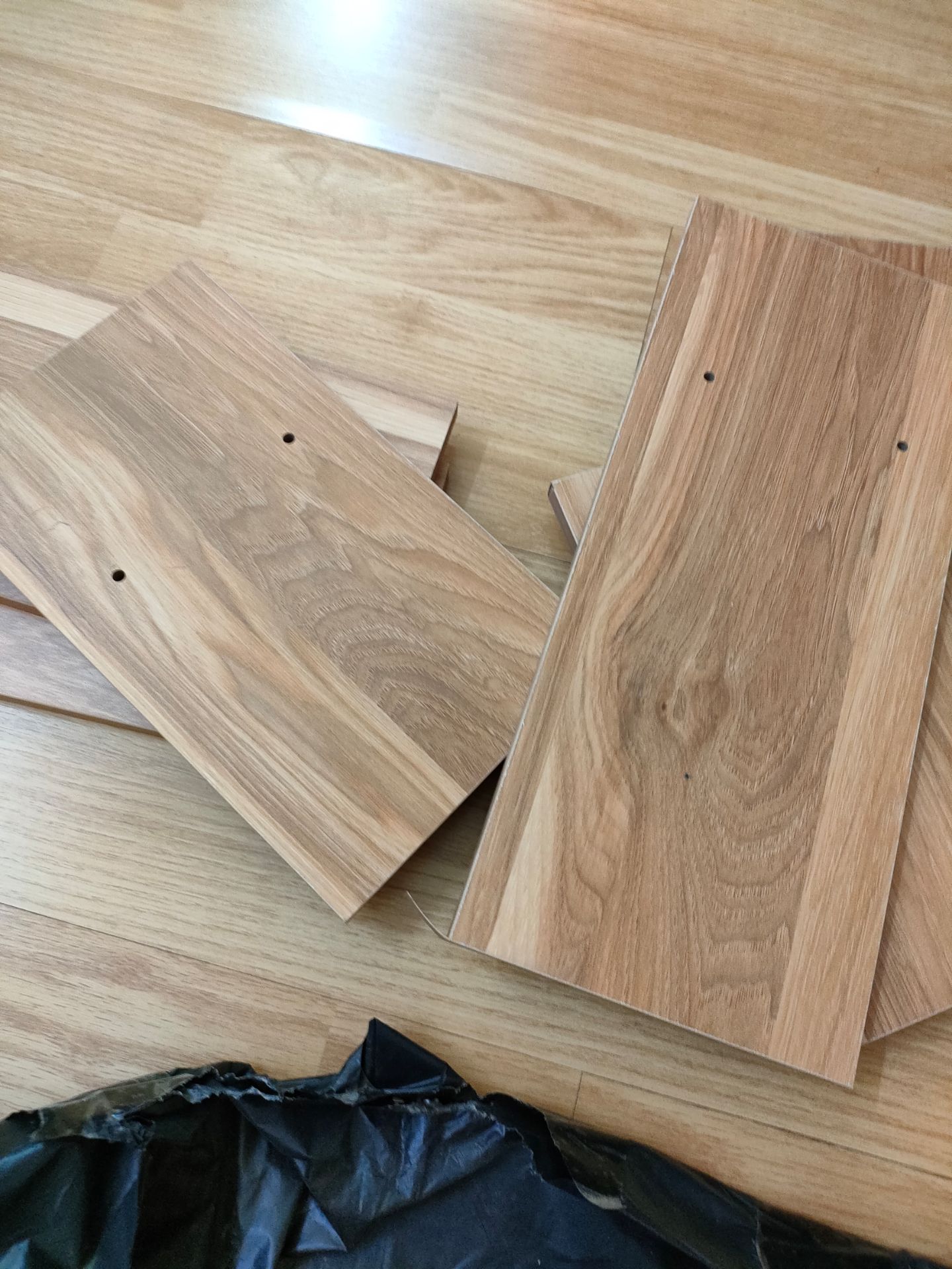 sản phẩm không có đinh thì ghep kiểu gì ạ? giờ shop sẽ gửi đinh cho mình hay mình gửi lại hàng đây. mà nó còn thừa cái ép gỗ ra nữa.