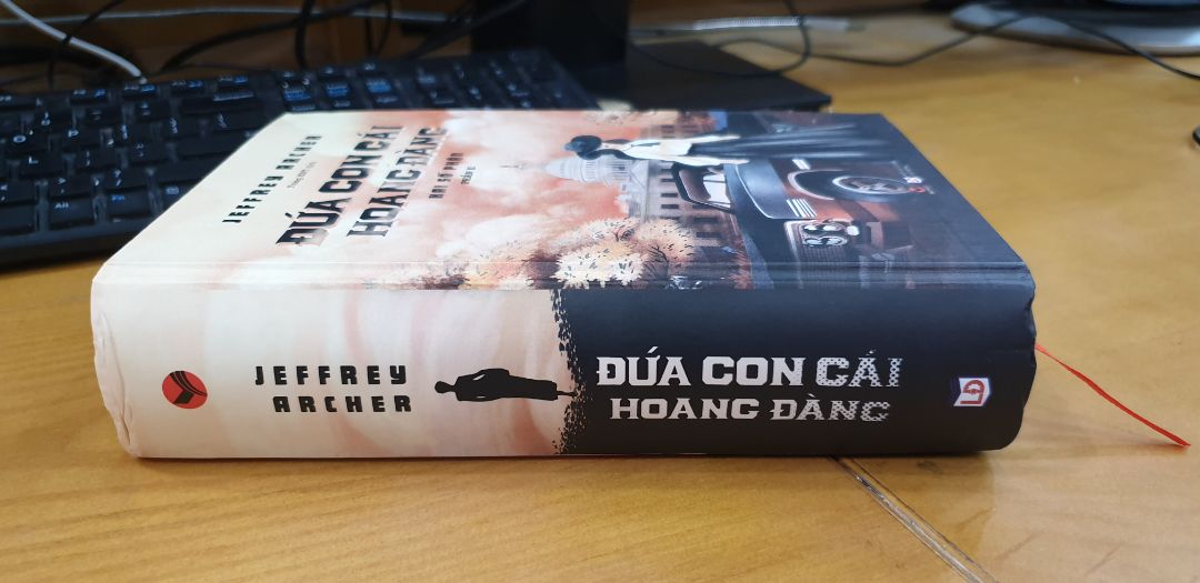 Mình thích truyện Jeffrey Archer từ hồi đọc Hai số phận cách đây hơn 20 năm.
Hy vọng với những lời khen của các bạn, nội dung sẽ cuốn hút và theo giọng văn của cuốn Hai số phận. Ngoài 2 cuốn này, Quyền lực thứ 4 của ông cũng khá cuốn hút đấy.
Tiki giao nhanh, mình chọn giao 02h, chuẩn luôn, chưa đến 2h đã giao. 
Sách khổ bé mà dày cộp. Có kèm bookmark mà mỏng quá, nếu tặng thì nên làm chất lượng hơn.
Bảo quản sách của tiki không tốt lắm, có tình trạng bị óp, dập phần gáy sách. Cho 4,5 sao!