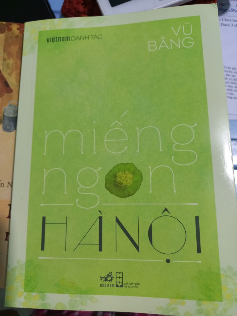 Nhìn bìa sách 1 màu xanh cốm là đã thấy yêu rồi ! Nội dung thì rất hay, toàn các món ngon đặc trưng của Hà Nội. Cách miêu tả của nhà văn Vũ Bằng hay và độc đáo, rất giàu hình ảnh và tràn ngập mùi vị ! Mùi của những nỗi nhớ nhung !!!