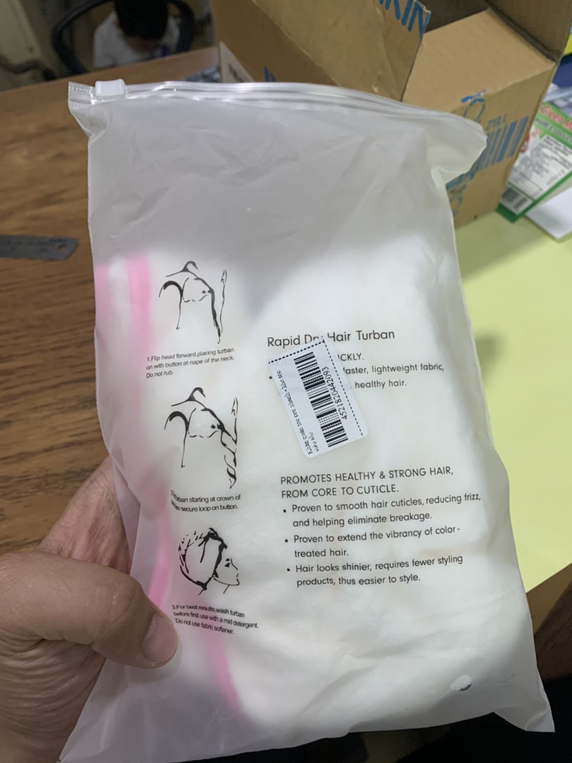 Mình đặt 2 cái, chỉ giao 1 cái, tính tiền 2 cái
Không hiểu tại sao chiếc khăn chưa đầy 200 gam mà lại cộng phí ship “hàng cồng kềnh” trọng lượng 6kg
Quá thất vọng