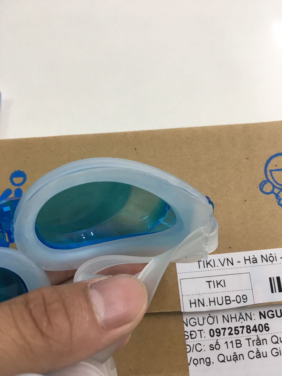 kính trong, màu sắc tươi sáng, có nấc điều chỉnh khoảng cách giữ hai mắt, căn vừa và cắt phần thừa đi là okie.
màu sắc cũng rất hợp với bể bơi. bé nhà mình phấn khởi lắm
giao hàng nhanh, chuyên nghiệp