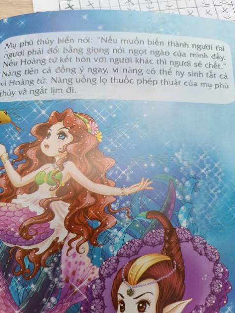 Nội dung bị giản lược và thay đổi nhiều so với truyện cổ tích Andersen. Mình lấy ví dụ 1 cuốn là truyện "nàng tiên cá" ở ảnh:  Chi tiết nàng tiên cá chỉ cần “lấy vỏ ốc đựng nước cho Hoàng tử uống” nghe rất ngây ngô, thiếu logic và không giữ được sự kịch tính vốn có.  Câu chữ rời rạc, nhiều đoạn giống văn kể của học sinh tập làm văn hơn là tác phẩm biên soạn chuyên nghiệp. Ví dụ: “Nàng vui mừng nhảy múa, hát ca, nhưng Hoàng tử chỉ coi nàng là em gái” - câu kết này vừa thô, vừa thiếu cảm xúc. Các tình tiết lớn như giao ước với phù thủy được kể lại nhanh, thiếu chiều sâu, mất đi sự bi thương và xung đột vốn làm nên linh hồn của câu chuyện.Bộ sách này gần như gom đủ các điểm yếu: triển khai sai lệch, văn kể dở, hình minh họa lạc tông. Đọc lên vừa hụt hẫng vừa khó chịu, và quan trọng là không truyền tải được tinh thần của Nàng tiên cá - một tác phẩm vốn nổi tiếng vì chiều sâu và tính bi thương.
Đây là một ấn bản thất bại cả về nội dung lẫn hình thức. Mua đọc thực sự phí tiền.