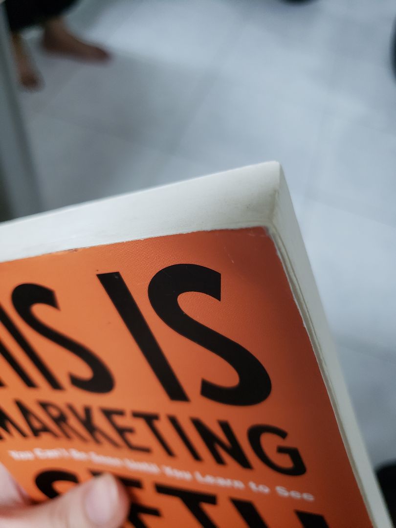 Không bàn tới nội dung vì mình rất thích tác giả Seth Godin và lối tư duy của ông. 
Tuy nhiên mình rất không hài lòng vì mình bỏ ra gần 300k để mua sách mới mà lúc khui hộp ra cuốn sách vừa quăn góc, vừa sờn mép, vừa rách bìa, vừa bụi bám vào trang sách và quan trọng là có 1 đường hằn ngay bìa, chứng tỏ có người mở ra xem luôn rồi.
Khách hàng mua sách mới với mong muốn mình là người đầu tiên mở nó ra xem, vậy mà Tiki giao cho tôi một cuốn sách trông như sách mua lại và có người đọc dùm tôi luôn rồi vậy??? 
Cảm thấy rất thiếu sự tôn trọng!

Đề nghị Tiki giao lại cho tôi 1 cuốn sách xứng đáng với số tiền tôi bỏ ra hơn!