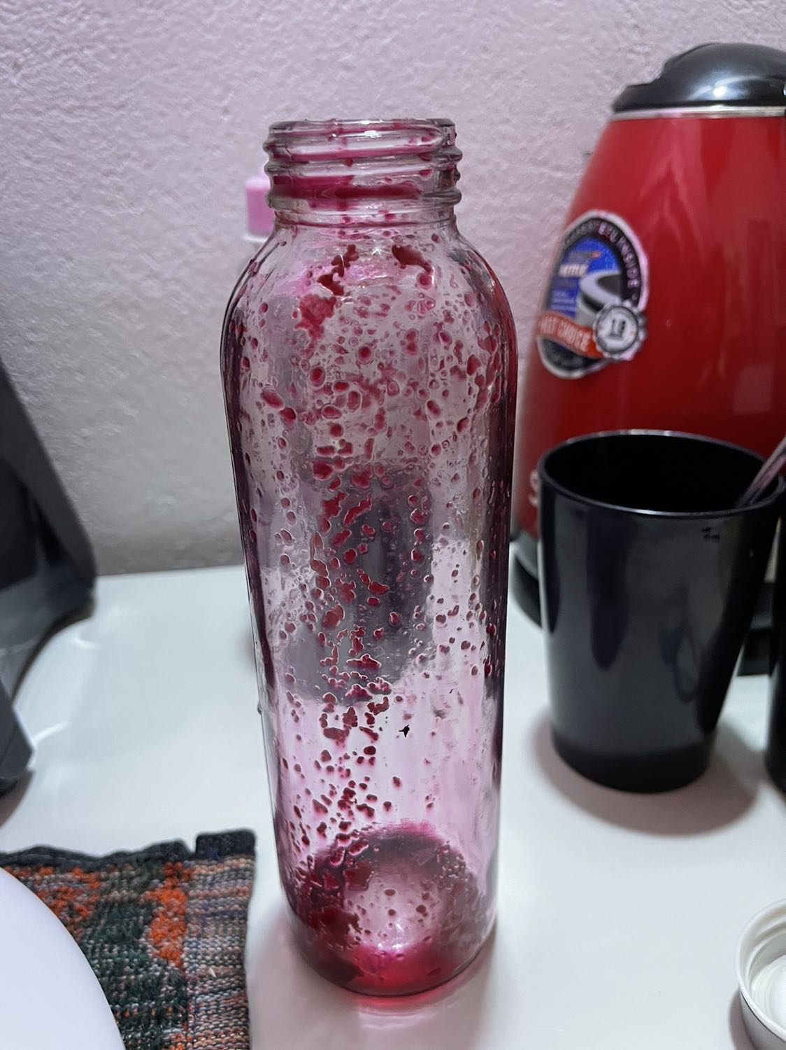 Sau khi sử dụng thì m không hài lòng với loại máy này.
1.Ép trái cây mọng nước:
- vòng xoắn cua trục quay rộng nên khi ép trái cây mềm như múi cam hay quả nhỏ sẽ ko ăn vô trục để ép dc. Nó sẽ rớt xuống dưới trục và ko kéo lên trục dc.
- nước ép nhiều bọt, không kiệt nc
2.Ép củ quả cứng:
- nhiều bọt, ko kiệt nước, bả lớn do trục quay rộng, nếu ép cần tây thì nhánh cần tây nó nằm xoắn theo trục mà ko ra dc luôn .
- màng lọc tệ, ko lọc dc cợn và bả nhỏ khi ép cà rốt, củ dền. Uống nc phải lọc qua 1 rây lọc nữa mới loại bỏ dc bả nhỏ.
Tổng kết: lỡ mua rồi nên đành sd tạm. Mọi ng nên chọn loại máy khác sd. Loại này khá tệ. Nếu sd máy này ép sẽ lãng phí chất dinh dưỡng vì máy ko ép nhỏ dc nguyên liệu để giải phóng hết dc chất dinh dưỡng trong rau củ quả. Chất lượng máy ép chậm mà tệ hơn máy ép nhanh m từng sử dụng. 
Hình ảnh đính kèm là nc ép m đổ vào chai thuỷ tinh sau khi rót nc ra thì kết quả là bả lợn cơn đầy chai nv.