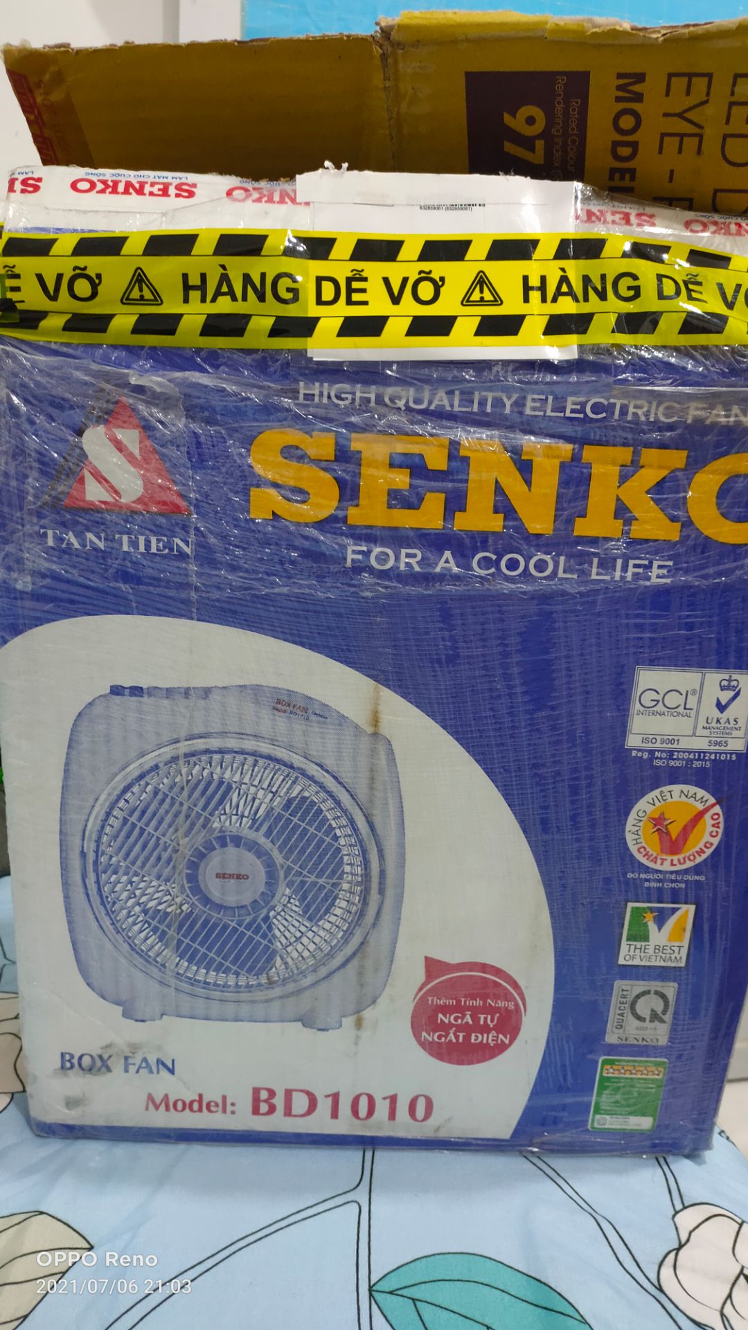 quạt tốc độ gió vừa phải, quạt không run lắc,nhưng tiếng gió mạnh.xoay chiều. có điều trong giới thiệu sản phẩm nói quạt 6cánh, nhưng sản phẩm giao chỉ là 3cánh.yêu cầu nhà bán hàng nên giới thiệu sản phẩm trung thực,đừng quảng cáo *** khiến mất lòng tin.