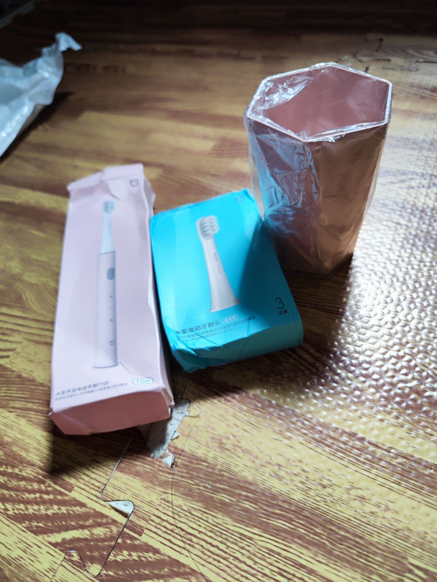 giao hàng lâu tại tắc biên, shop gói kĩ cơ mà qua hải quan bị khui kiểm tra nên nhận hàng méo mó lắm. shop tặng thêm 1 cốc đánh răng xinh lắm