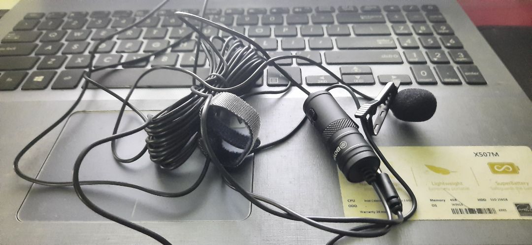 rất đẹp và giao hàng nhanh 
nói về thu âm thì khá là ok nhưng theo mình nghĩ thì míc này chỉ dành cho những bạn chuyên làm video về điển ảnh hoạc movies thì mới cần còn chuyên làm vlog thì theo mình là ko ok cho lắm vì có dây nên ko tiện