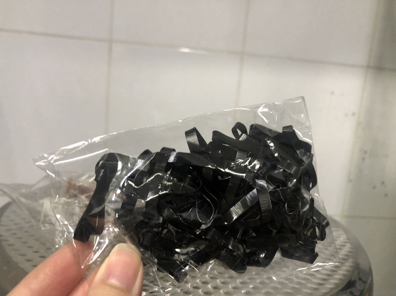 Giao nhanh 2h. Mua combo 3 kẹp được tặng bịch thun đen. Mẫu nhận dễ thương, cứng cáp, không bị lỏng như một số chỗ bán. Khá hài lòng.